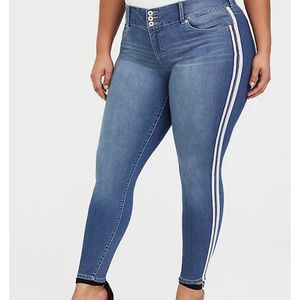 Torrid Jegging Super Stretch Medium Wash w/White Stripes - Size 20 Tall